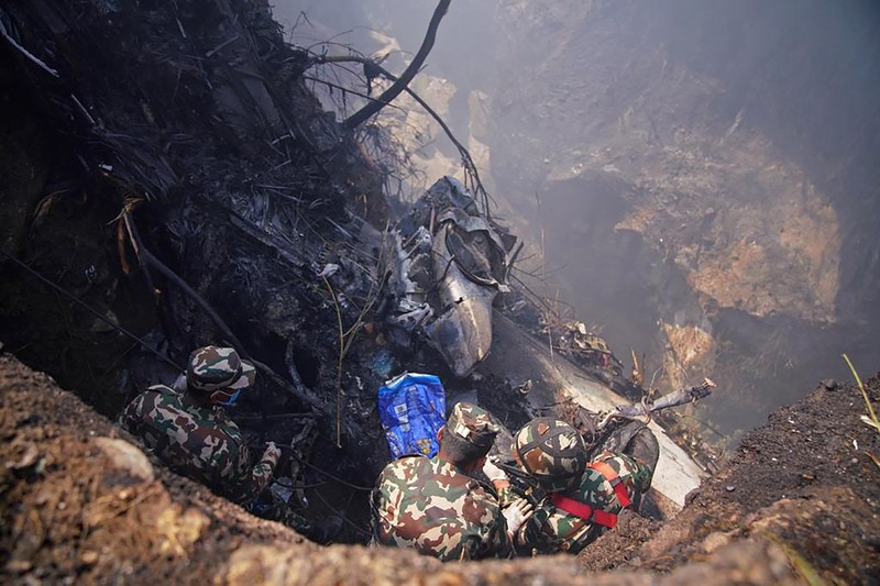 Sebuah pesawat berpenumpang 72 orang milik Yeti Airlines jatuh di Nepal pada Minggu (15/1). Puing pesawat terbakar dan petugas sedang melakukan penyelamatan. (Anadolu Agency via Getty Images) Sebuah pesawat berpenumpang 72 orang milik Yeti Airlines jatuh di Nepal pada Minggu (15/1). Puing pesawat terbakar dan petugas sedang melakukan penyelamatan. (Anadolu Agency via Getty Images)