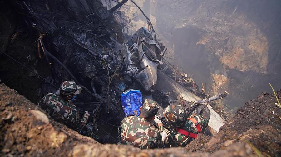 Sebuah pesawat berpenumpang 72 orang milik Yeti Airlines jatuh di Nepal pada Minggu (15/1). Puing pesawat terbakar dan petugas sedang melakukan penyelamatan. (AFP via Getty Images/YUNISH GURUNG)