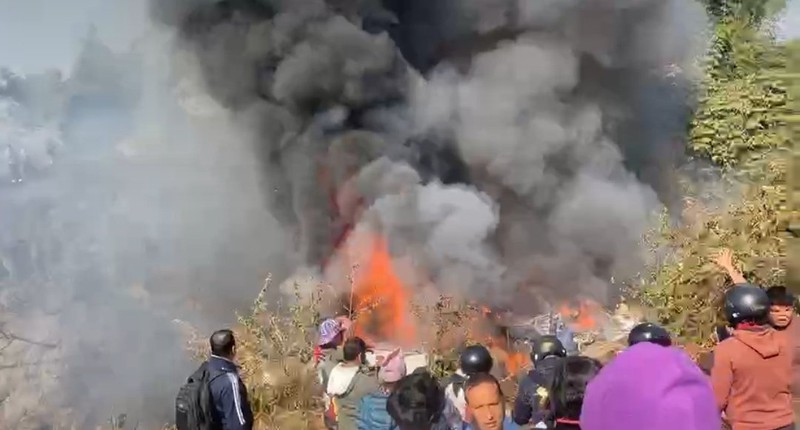 Detik-detik pesawat jatuh di Nepal memakan puluhan korban tewas. Detik-detik pesawat jatuh di Nepal memakan puluhan korban tewas. (Tangkapan Layar Video AP News)