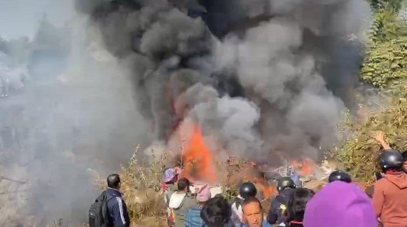 Sebuah pesawat berpenumpang 72 orang milik Yeti Airlines jatuh di Nepal pada Minggu (15/1). Puing pesawat terbakar dan petugas sedang melakukan penyelamatan. (Anadolu Agency via Getty Images)