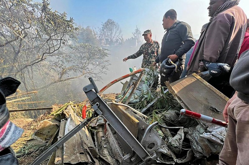 Detik-detik pesawat jatuh di Nepal memakan puluhan korban tewas. Detik-detik pesawat jatuh di Nepal memakan puluhan korban tewas. (Tangkapan Layar Video AP News)
