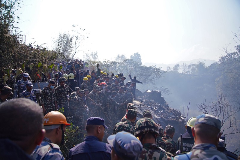 Sebuah pesawat berpenumpang 72 orang milik Yeti Airlines jatuh di Nepal pada Minggu (15/1). Puing pesawat terbakar dan petugas sedang melakukan penyelamatan. (Anadolu Agency via Getty Images) Sebuah pesawat berpenumpang 72 orang milik Yeti Airlines jatuh di Nepal pada Minggu (15/1). Puing pesawat terbakar dan petugas sedang melakukan penyelamatan. (Anadolu Agency via Getty Images)