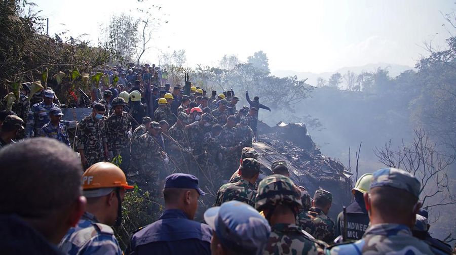 Sebuah pesawat berpenumpang 72 orang milik Yeti Airlines jatuh di Nepal pada Minggu (15/1). Puing pesawat terbakar dan petugas sedang melakukan penyelamatan. (Anadolu Agency via Getty Images)