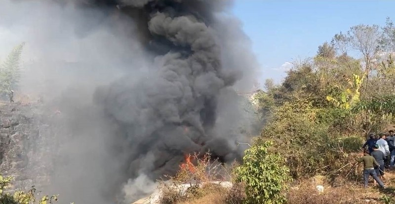 Detik-detik pesawat jatuh di Nepal memakan puluhan korban tewas. Detik-detik pesawat jatuh di Nepal memakan puluhan korban tewas. (Tangkapan Layar Video AP News)