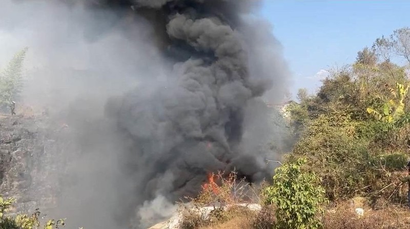 Detik-detik pesawat jatuh di Nepal memakan puluhan korban tewas. (Tangkapan Layar Video AP News)
