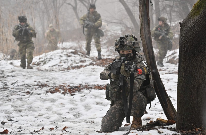 Tentara Korsel-AS gelar latihan militer gabungan dekat perbatasan Korea Utara. (Getty Images/Chung Sung-Jun) Tentara Korsel-AS gelar latihan militer gabungan dekat perbatasan Korea Utara. (Getty Images/Chung Sung-Jun)