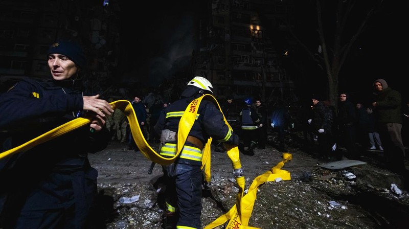 Tim penyelamat menggunakan peralatan khusus untuk menyelamatkan orang-orang dari apartemen yang rusak setelah serangan rudal pada (14/1/2023) di Dnipro, Ukraina. (Global Images Ukraine via Getty Images)