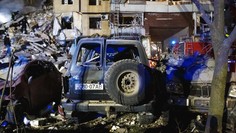 Tim penyelamat menggunakan peralatan khusus untuk menyelamatkan orang-orang dari apartemen yang rusak setelah serangan rudal pada (14/1/2023) di Dnipro, Ukraina. (Global Images Ukraine via Getty Images)