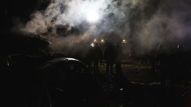 Tim penyelamat menggunakan peralatan khusus untuk menyelamatkan orang-orang dari apartemen yang rusak setelah serangan rudal pada (14/1/2023) di Dnipro, Ukraina. (Global Images Ukraine via Getty Images)