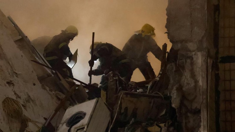 Tim penyelamat menggunakan peralatan khusus untuk menyelamatkan orang-orang dari apartemen yang rusak setelah serangan rudal pada (14/1/2023) di Dnipro, Ukraina. (Global Images Ukraine via Getty Images)