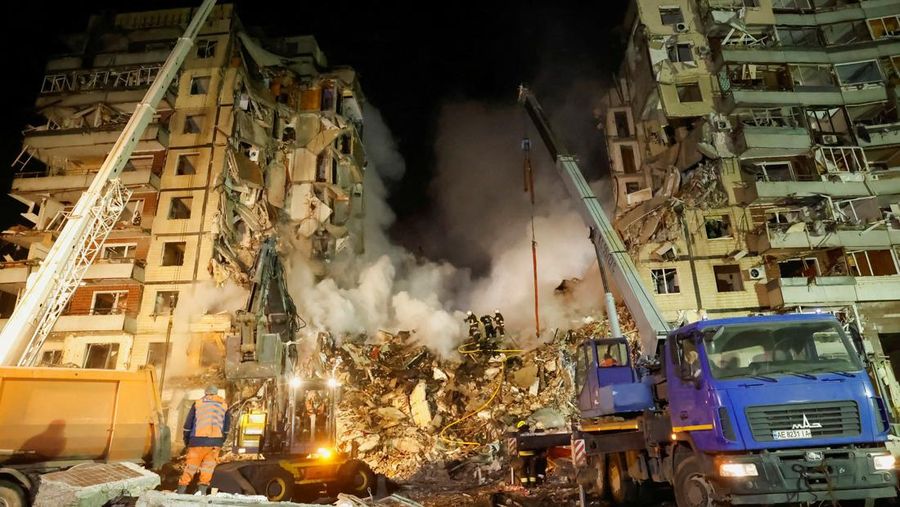 Tim penyelamat menggunakan peralatan khusus untuk menyelamatkan orang-orang dari apartemen yang rusak setelah serangan rudal pada (14/1/2023) di Dnipro, Ukraina. (REUTERS/CLODAGH KILCOYNE)