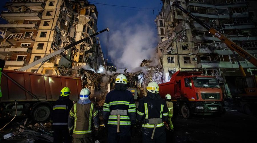 Tim penyelamat menggunakan peralatan khusus untuk menyelamatkan orang-orang dari apartemen yang rusak setelah serangan rudal pada (14/1/2023) di Dnipro, Ukraina. (Global Images Ukraine via Getty Images)