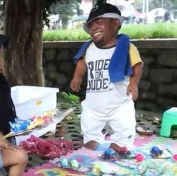 Miris, Ucok Baba Hidup Susah & Jualan Lato-Lato di Jalanan