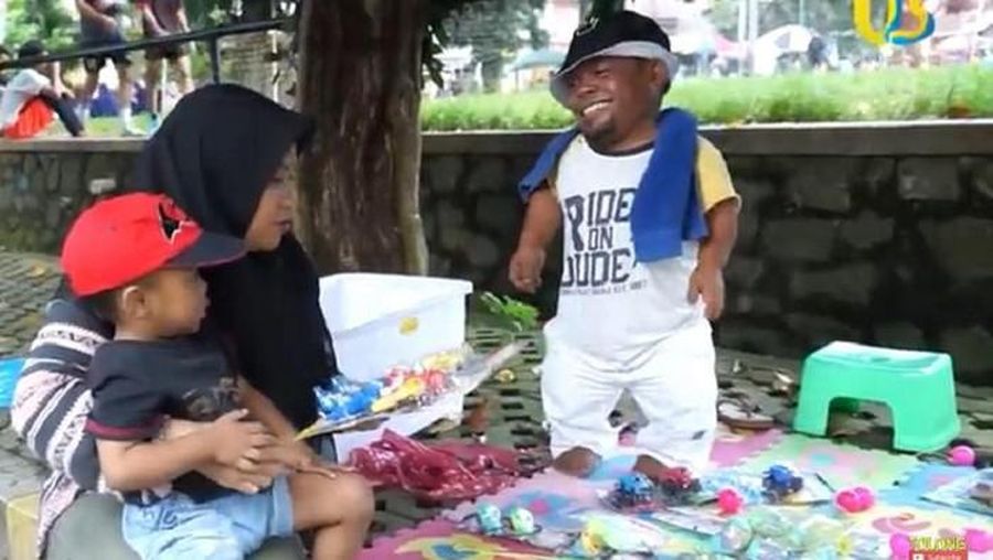 Ucok Baba jualan mainan lato lato (Tangkapan layar YouTube Ucok Baba)