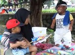 Miris, Ucok Baba Hidup Susah & Jualan Lato-Lato di Jalanan