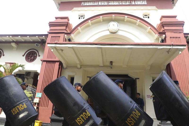 INDONESIA-STAMPEDE-TRIAL Judges take up their places in the Surabaya courthouse during the first trial of the Kajuruhan stadium stampede in Surabaya on January 16, 2023. (Photo by Juni Kriswanto / AFP)