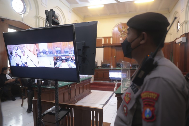 INDONESIA-STAMPEDE-TRIAL Judges take up their places in the Surabaya courthouse during the first trial of the Kajuruhan stadium stampede in Surabaya on January 16, 2023. (Photo by Juni Kriswanto / AFP)