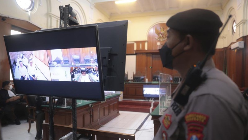 Judges take up their places in the Surabaya courthouse during the first trial of the Kajuruhan stadium stampede in Surabaya on January 16, 2023. (Photo by Juni Kriswanto / AFP)