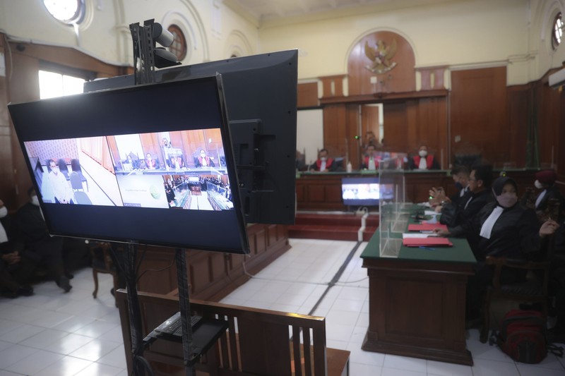 INDONESIA-STAMPEDE-TRIAL Judges take up their places in the Surabaya courthouse during the first trial of the Kajuruhan stadium stampede in Surabaya on January 16, 2023. (Photo by Juni Kriswanto / AFP)