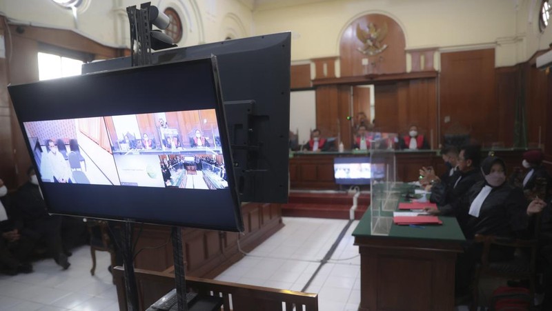 Judges take up their places in the Surabaya courthouse during the first trial of the Kajuruhan stadium stampede in Surabaya on January 16, 2023. (Photo by Juni Kriswanto / AFP)