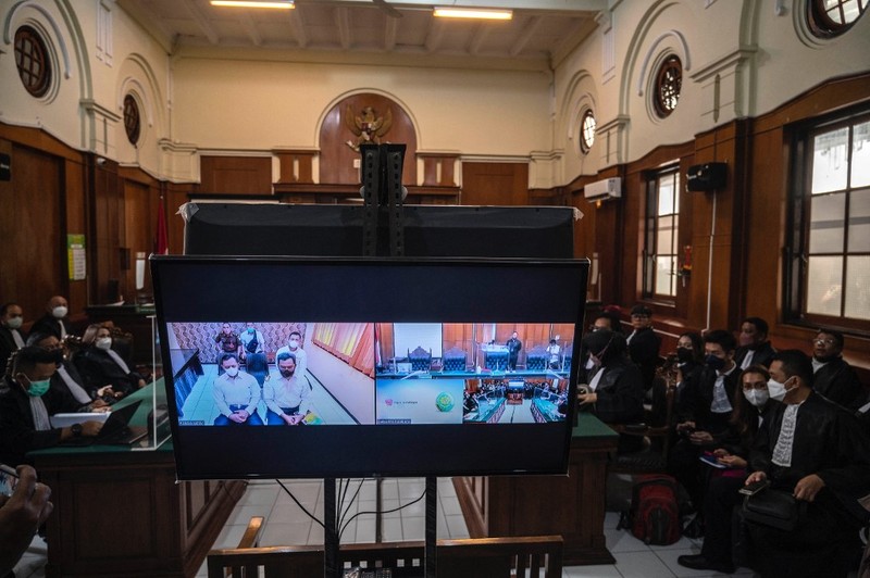 INDONESIA-STAMPEDE-TRIAL Judges take up their places in the Surabaya courthouse during the first trial of the Kajuruhan stadium stampede in Surabaya on January 16, 2023. (Photo by Juni Kriswanto / AFP)
