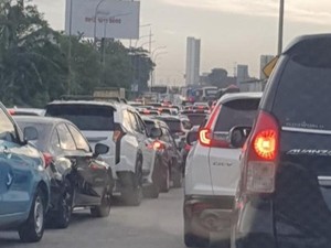 Kebakaran Dekat Tol Jakarta-Tangerang Berangsur Padam, Lalin Masih Padat