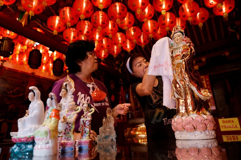 LUNAR-NEWYEAR/INDONESIA Worshipers clean the sacred figures as they prepare for the Lunar New Year celebrations, at Dhanagun temple in Bogor, West Java province, Indonesia, January 16, 2023. REUTERS/Willy Kurniawan