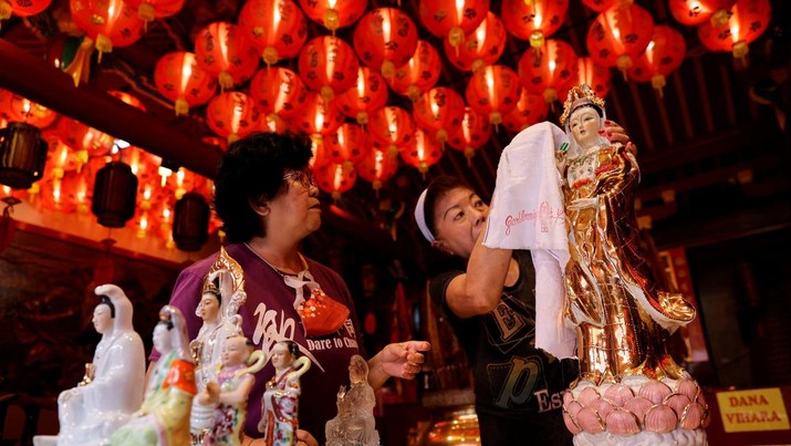 LUNAR-NEWYEAR/INDONESIA Worshipers clean the sacred figures as they prepare for the Lunar New Year celebrations, at Dhanagun temple in Bogor, West Java province, Indonesia, January 16, 2023. REUTERS/Willy Kurniawan