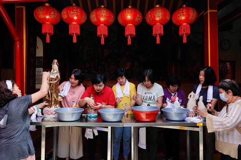 LUNAR-NEWYEAR/INDONESIA Worshipers clean the sacred figures as they prepare for the Lunar New Year celebrations, at Dhanagun temple in Bogor, West Java province, Indonesia, January 16, 2023. REUTERS/Willy Kurniawan