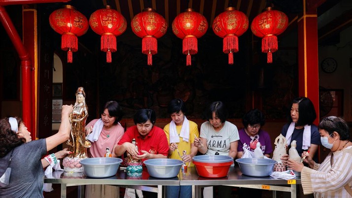LUNAR-NEWYEAR/INDONESIA Worshipers clean the sacred figures as they prepare for the Lunar New Year celebrations, at Dhanagun temple in Bogor, West Java province, Indonesia, January 16, 2023. REUTERS/Willy Kurniawan