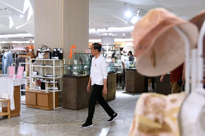 Presiden Joko Widodo di Grand Indonesia, Jakarta, Minggu (15/1/2023). Presiden Joko Widodo di Grand Indonesia, Jakarta, Minggu (15/1/2023). (BPMI Setpres)