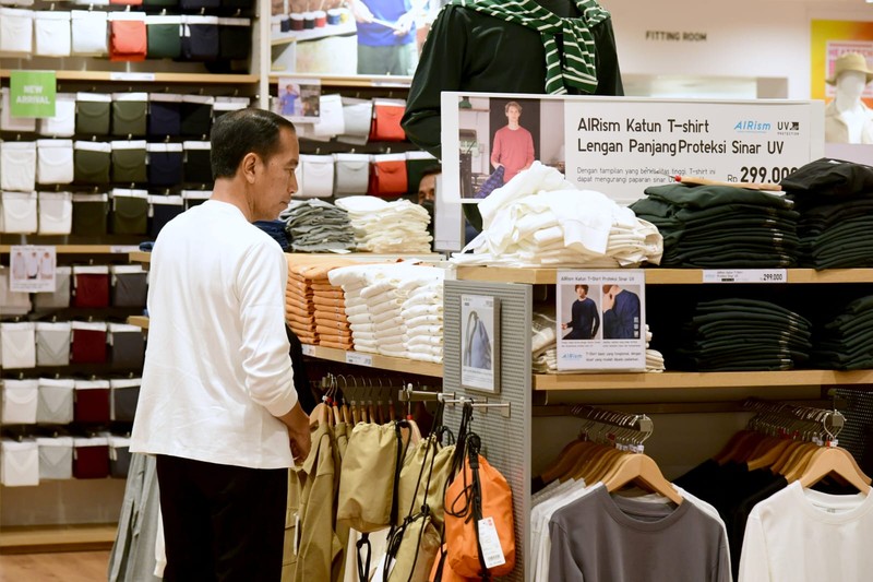 Presiden Joko Widodo di Grand Indonesia, Jakarta, Minggu (15/1/2023). (BPMI Setpres)