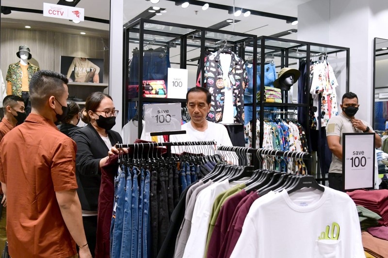 Presiden Joko Widodo di Grand Indonesia, Jakarta, Minggu (15/1/2023). (BPMI Setpres)