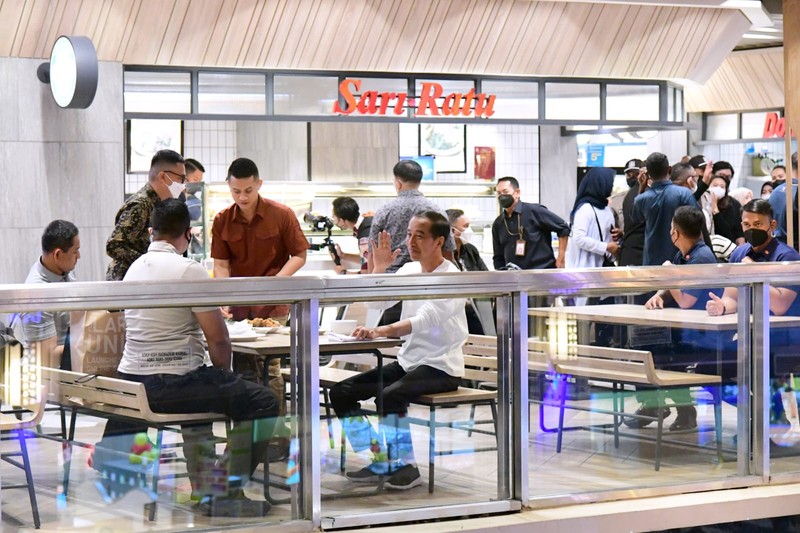 Presiden Joko Widodo di Grand Indonesia, Jakarta, Minggu (15/1/2023). (BPMI Setpres)