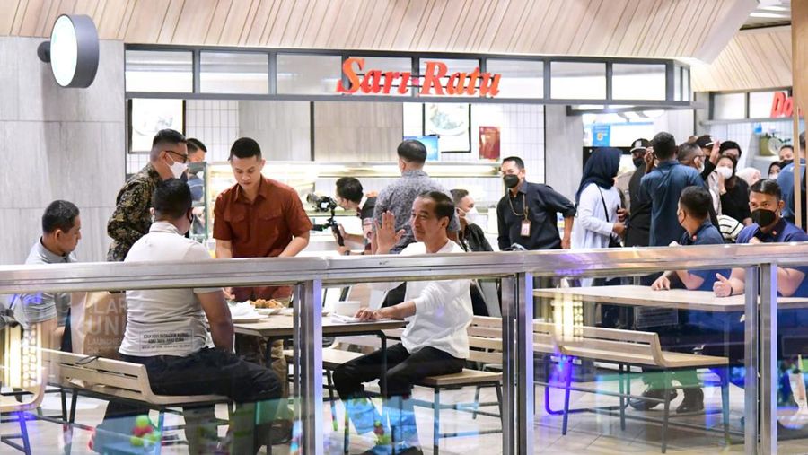 Presiden Joko Widodo di Grand Indonesia, Jakarta, Minggu (15/1/2023). (BPMI Setpres)
