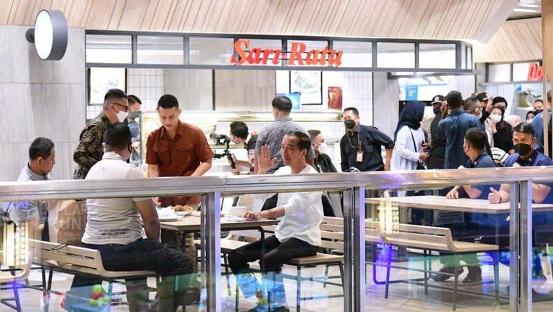 Presiden Joko Widodo di Grand Indonesia, Jakarta, Minggu (15/1/2023). (BPMI Setpres)