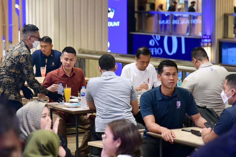 Presiden Joko Widodo di Grand Indonesia, Jakarta, Minggu (15/1/2023). (BPMI Setpres)