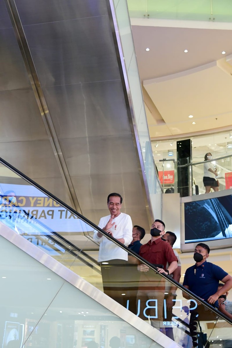 Presiden Joko Widodo di Grand Indonesia, Jakarta, Minggu (15/1/2023). (BPMI Setpres)
