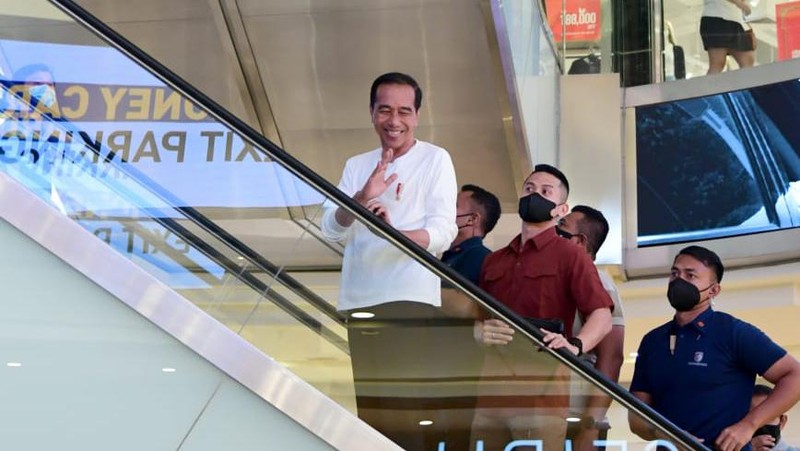 Presiden Joko Widodo di Grand Indonesia, Jakarta, Minggu (15/1/2023). (BPMI Setpres)