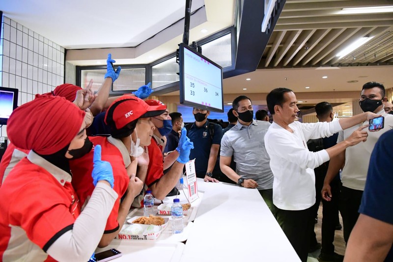 Presiden Joko Widodo di Grand Indonesia, Jakarta, Minggu (15/1/2023). (BPMI Setpres)