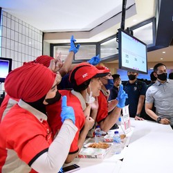 Potret Santai Jokowi Belanja di Mal & Makan di Food Court