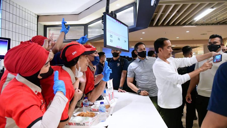 Presiden Joko Widodo di Grand Indonesia, Jakarta, Minggu (15/1/2023). (BPMI Setpres)