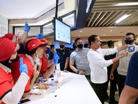 Potret Santai Jokowi Belanja di Mal & Makan di Food Court