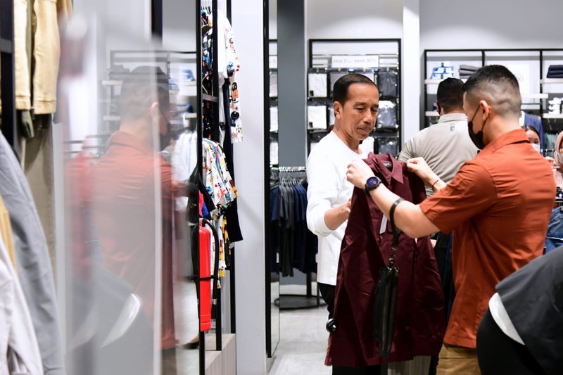 Presiden Joko Widodo di Grand Indonesia, Jakarta, Minggu (15/1/2023). (BPMI Setpres)