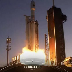 Keren! Semburan Api Roket SpaceX Meluncur Bawa Misi Rahasia