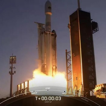 Keren! Semburan Api Roket SpaceX Meluncur Bawa Misi Rahasia
