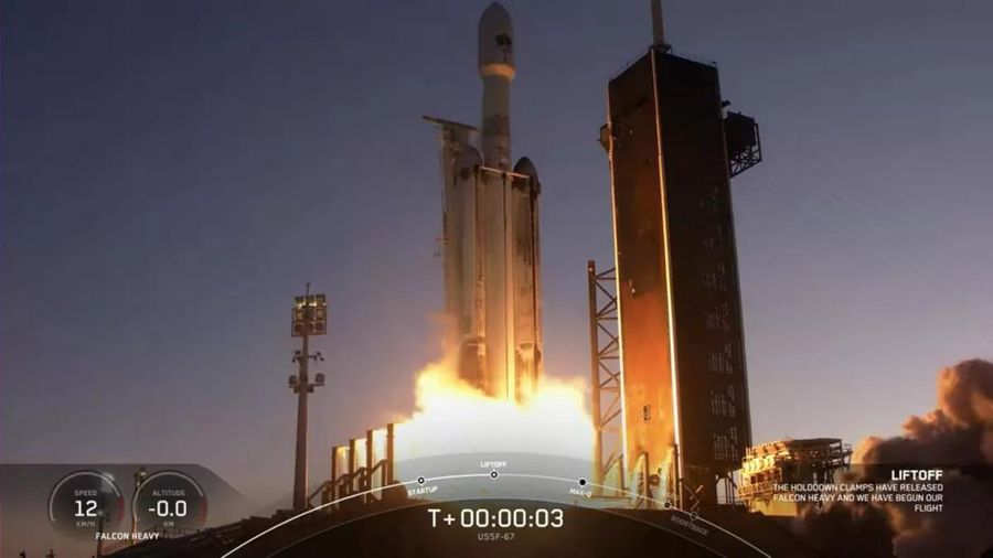 Roket SpaceX Falcon Heavy diluncurkan pada misi rahasia USSF-67 untuk Angkatan Luar Angkasa A.S. di Cape Canaveral, Florida, A.S. 15 Januari 2023. (REUTERS/Steve Nesius)