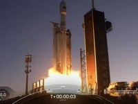 Keren! Semburan Api Roket SpaceX Meluncur Bawa Misi Rahasia