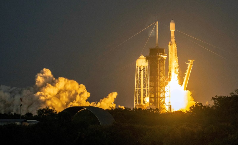 Roket SpaceX Falcon Heavy diluncurkan pada misi rahasia USSF-67 untuk Angkatan Luar Angkasa A.S. di Cape Canaveral, Florida, A.S. 15 Januari 2023. (REUTERS/Steve Nesius)