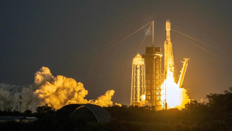 Roket SpaceX Falcon Heavy diluncurkan pada misi rahasia USSF-67 untuk Angkatan Luar Angkasa A.S. di Cape Canaveral, Florida, A.S. 15 Januari 2023. (REUTERS/Steve Nesius)